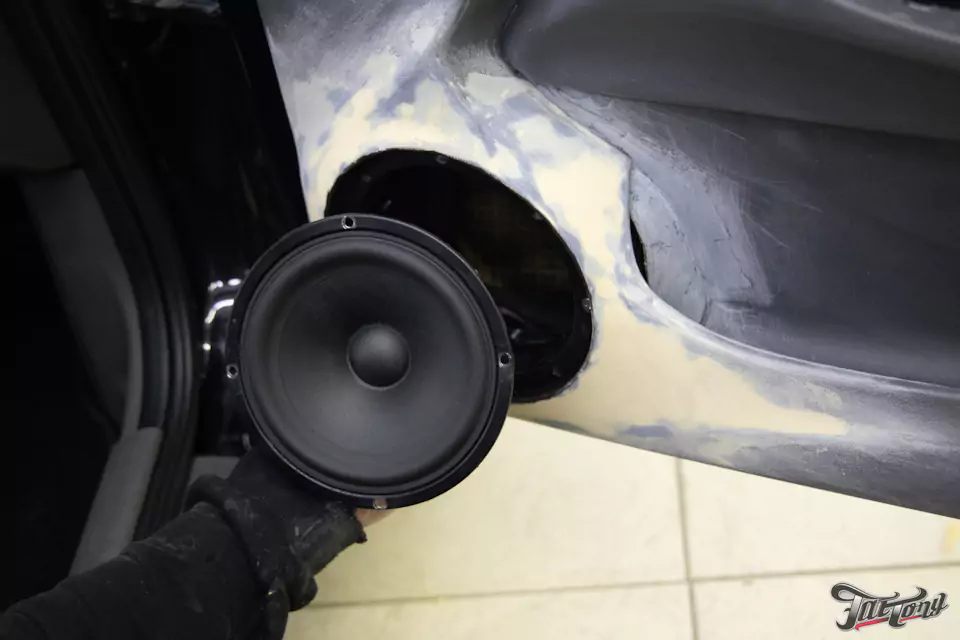 Изготовление подиумов дверей для Nissan Almera: заглянем за кулисы студии автозвука!